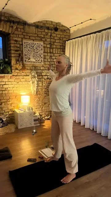 Lektorka při cvičení ve studiu