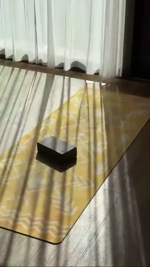 Podložka v pruzích slunečního světla v sále